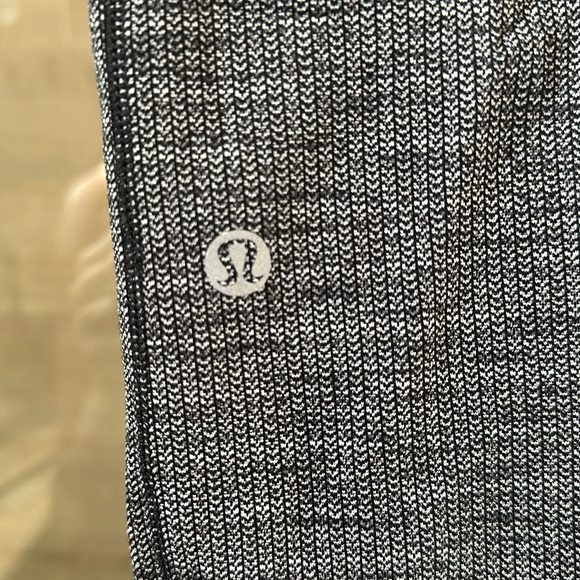 Lululemon tights Size 2 - Picture 3 of 6